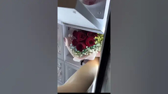 Свежий цветочный автомат в поле