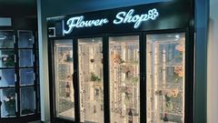 Свежий цветочный автомат, прозрачный шкафчик в холодильнике.