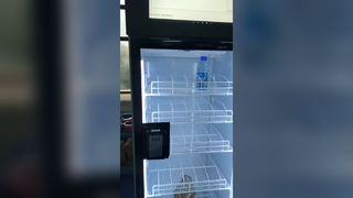 Умный холодильник с искусственным интеллектом на складе в США