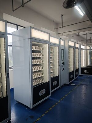 Торговый автомат со снеками, оснащенный большим сенсорным экраном и верхней световой панелью для улучшения видимости и производительности продажи